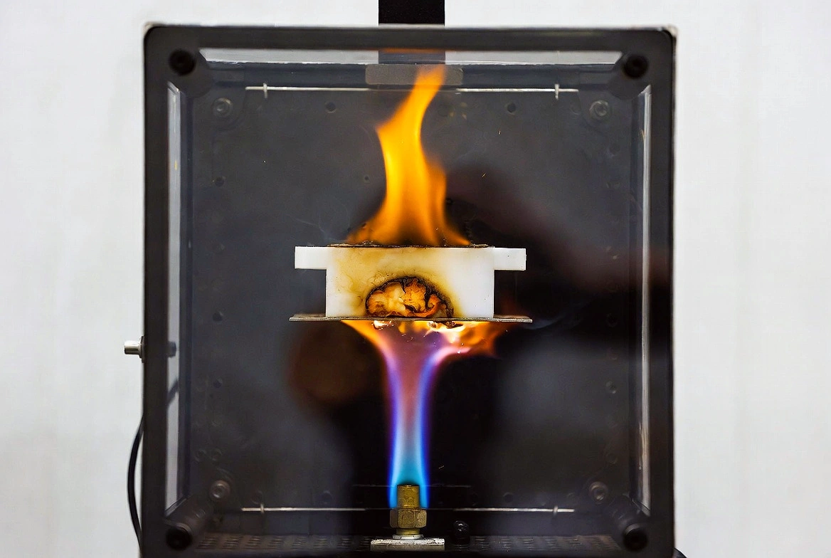 Horizontal/Vertical Flame Chamber testing plastic specimen per IEC 60695-11-10.