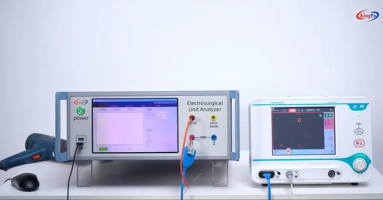 Analizzatore ESU ad alta frequenza Kingpo KP-8850 su banco da laboratorio, apparecchiatura medica professionale per test con touchscreen da 10 pollici