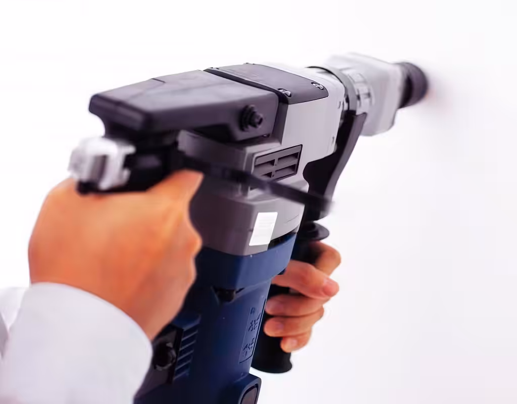 Safety testing for handheld tool vibration emission per ISO 28927-1 using KingPo equipment.
