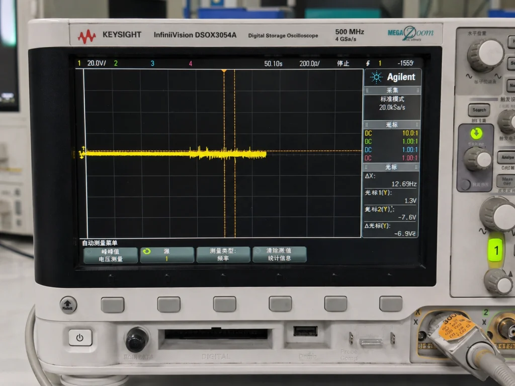 Oscilloscope display showing a defibrillation-related test pulse waveform