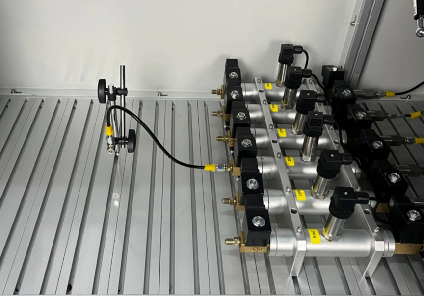 Internal air injection and pressure control assembly of an IEC 60335 battery enclosure pressure tester