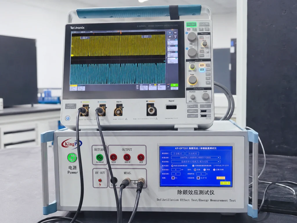 Oscilloscope waveform observation setup connected to the KP-DFT201 defibrillation effect tester